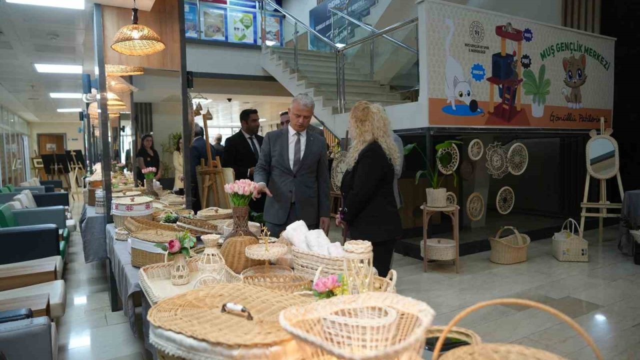 Gençlik Haftası'nda Anlamlı Sergi: Muş'ta Bağımlılığa Karşı Sanat Terapisi