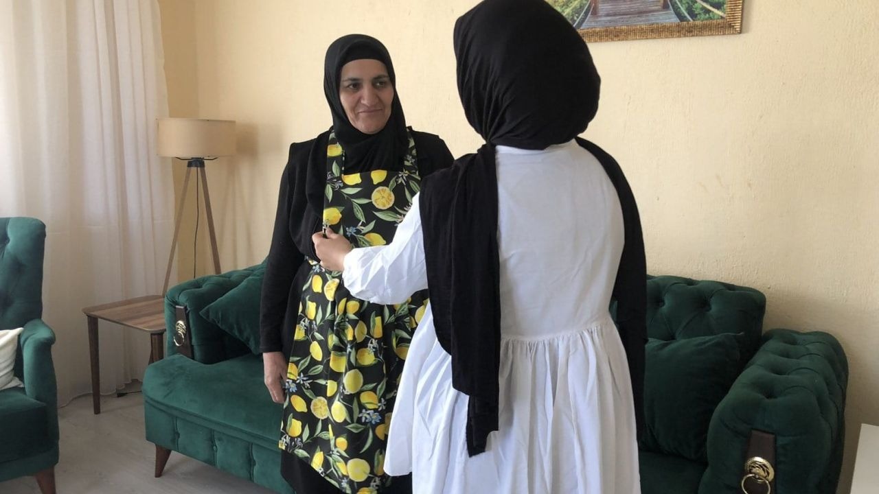 Hamur’da Anlamlı Hediye: Meslek Liseliler Anneler Günü İçin Mutfak Önlüğü Dikti