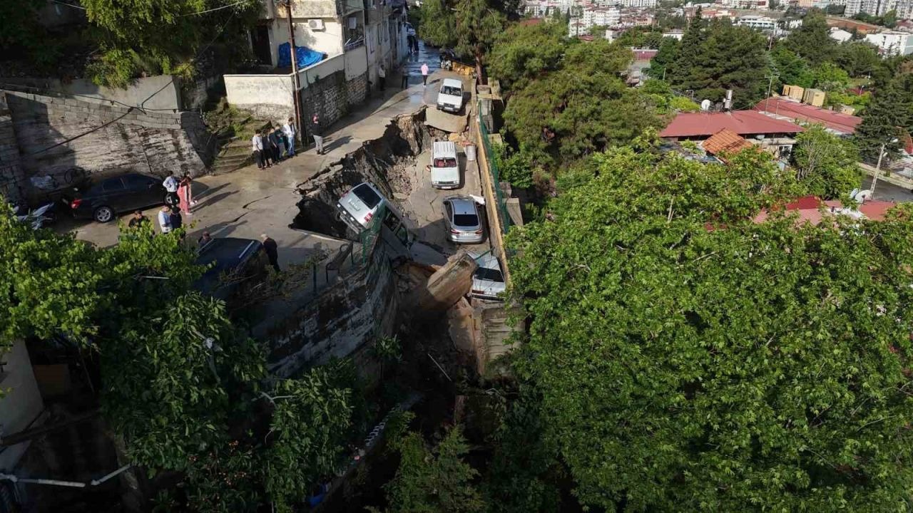 Hatay'da Şiddetli Yağış Dehşeti: Yol Çöktü, 5 Araç Çukura Gömüldü
