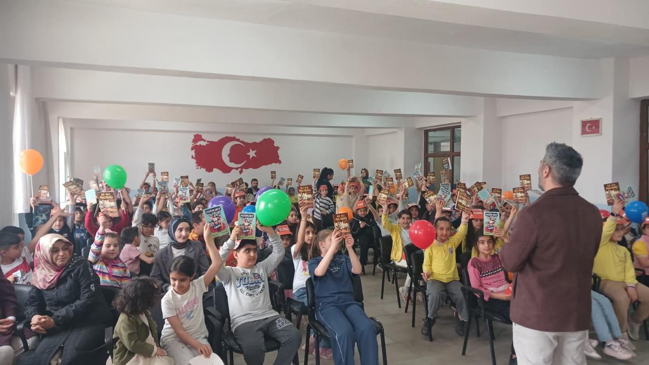 "Iğdır Okuyor Hedefi Yükseliyor": Ünlü Yazar Kuzey Bulut Kentte Sevgiyle Karşılandı