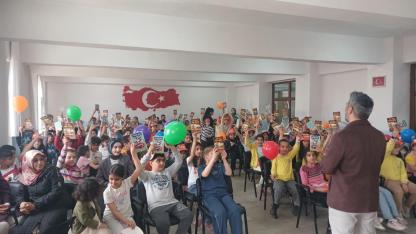 "Iğdır Okuyor Hedefi Yükseliyor": Ünlü Yazar Kuzey Bulut Kentte Sevgiyle Karşılandı