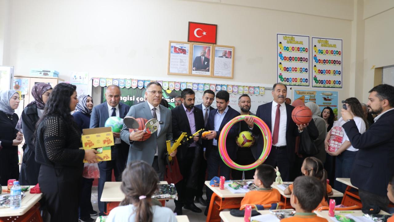 Iğdır Üniversitesi Rektörü Gürel, çocukluğunun geçtiği okulu ziyaret etti