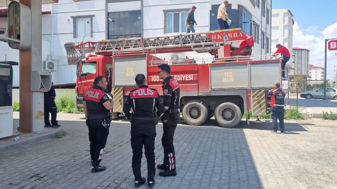 Iğdır’da Çatıda Mahsur Kalan İşçileri Polis ve İtfaiye Kurtardı