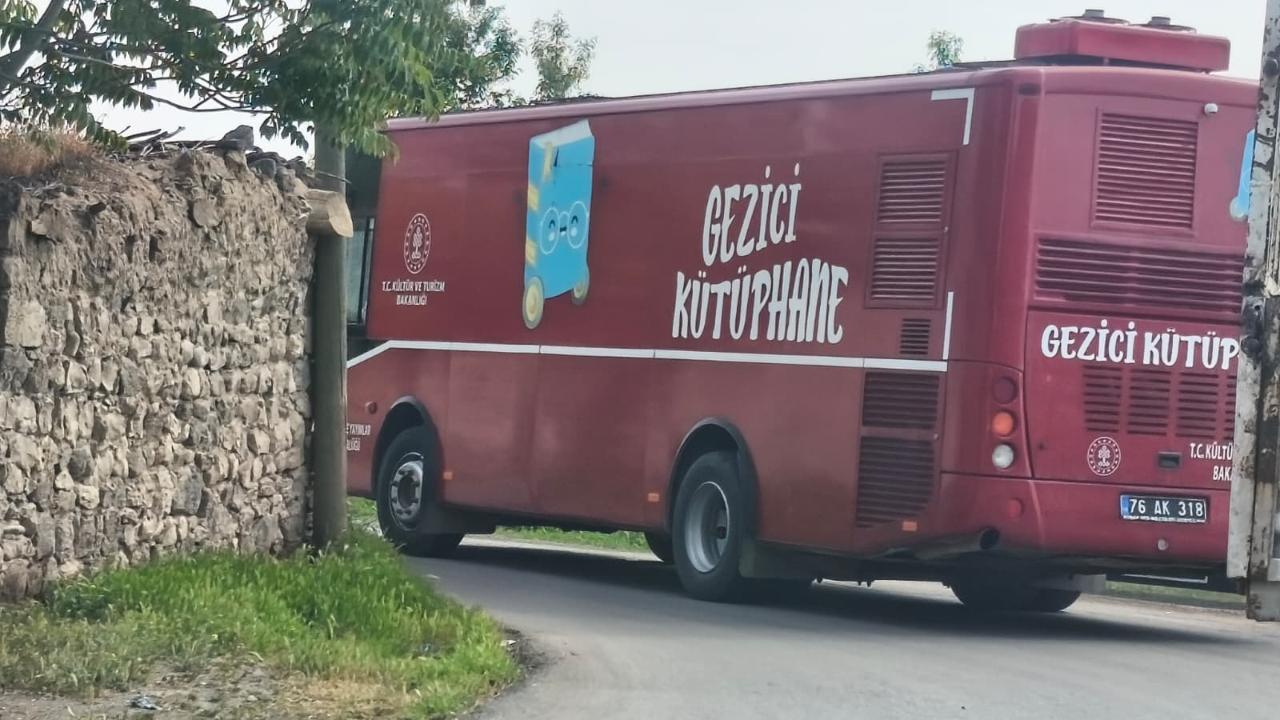 IĞDIR’DA KİTAPLAR KÖY KÖY GEZİYOR: GEZİCİ KÜTÜPHANE YOLLARDA