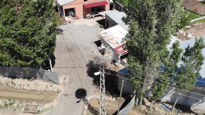 Iğdır’da kuluçkaya oturan leylek havadan görüntülendi
