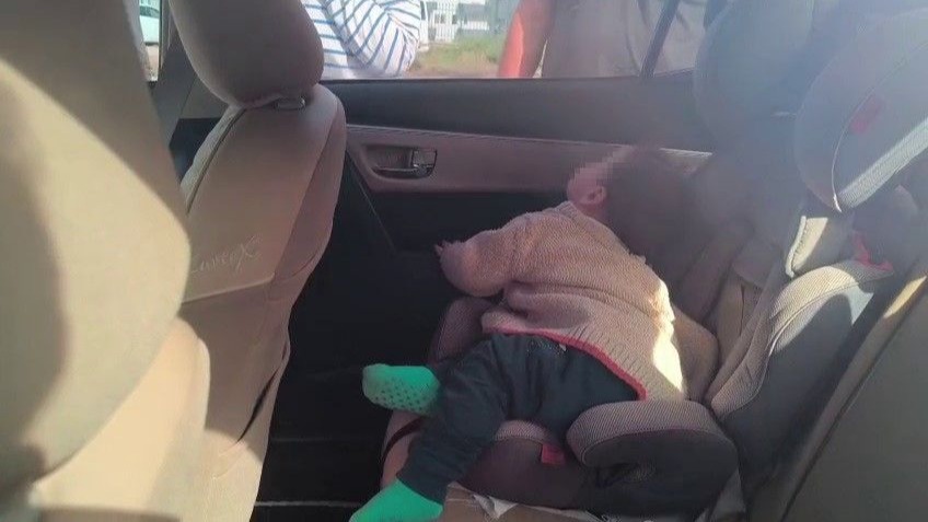 İskenderun'da Korku Dolu Dakikalar: 1,5 Yaşındaki Bebek Otomobilde Mahsur Kaldı