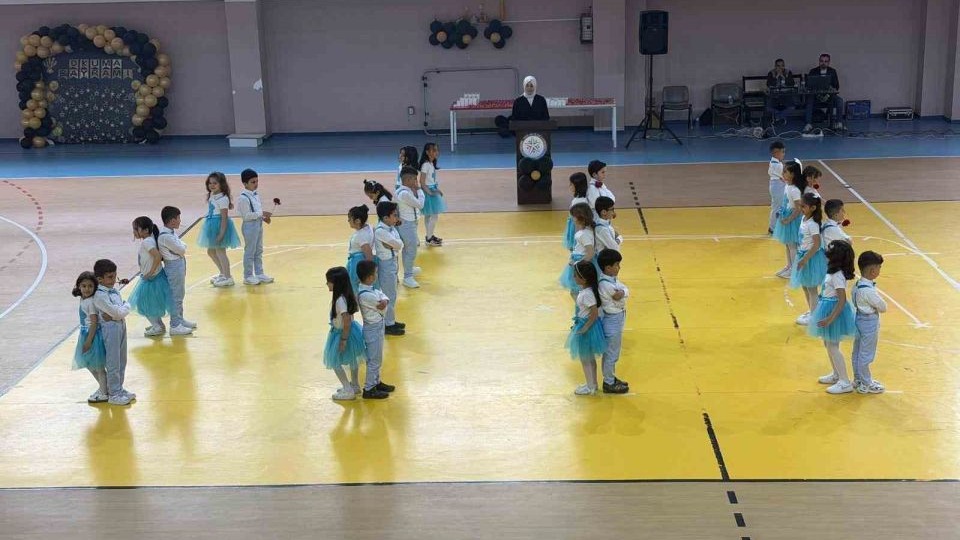 Kağızman’da Minik Öğrencilerin Büyük Sahne Gururu Göz Doldurdu!