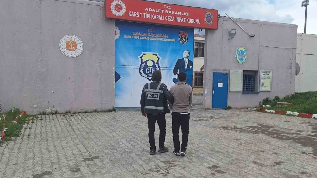 Kars Emniyetinden Kaçamadı: Banka ve Kredi Kartı Dolandırıcısı Cezaevine Gönderildi