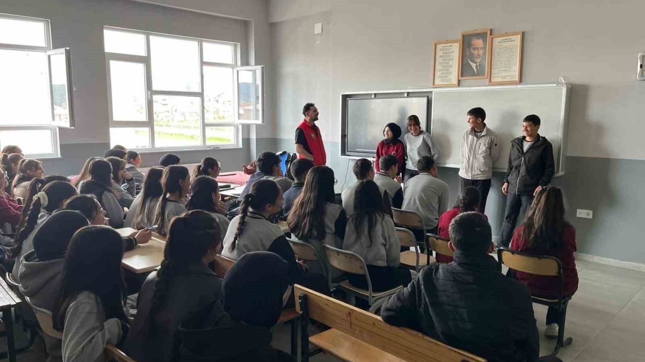Kars Emniyetinden Sarıkamış'ta Öğrencilere Terör ve Siber Güvenlik Eğitimi