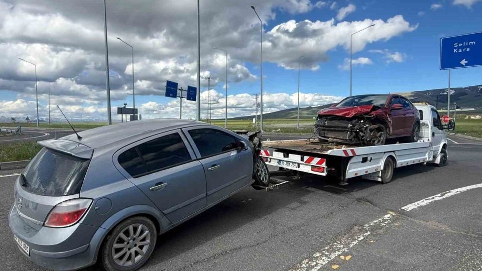 Kars-Erzurum Yolunda Kaza: 2 Kişi Yaralandı