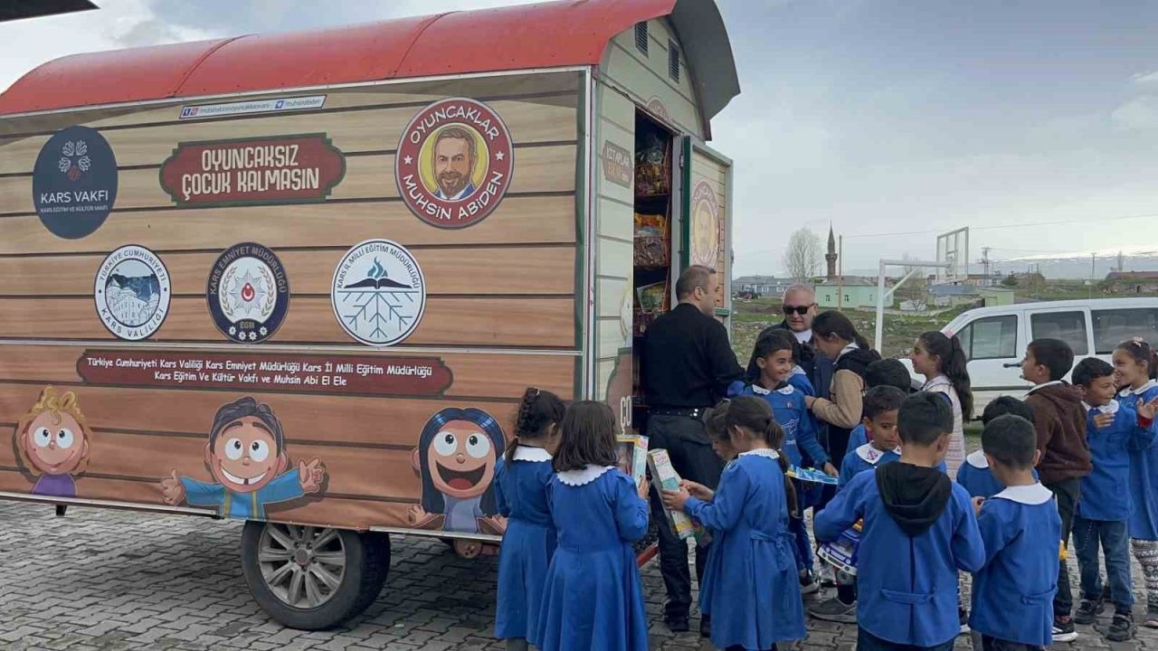 Kars Sınırında Oyuncak Sevinci: Muhsin Abi Köy Köy Geziyor