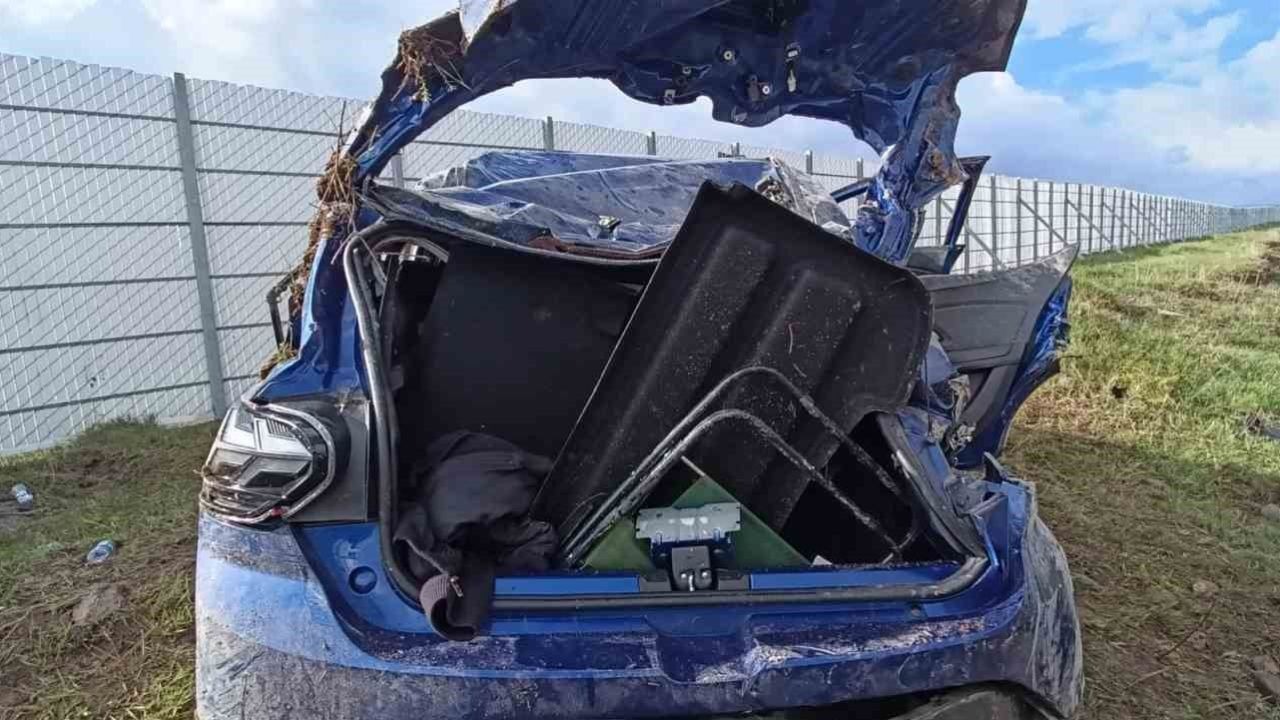 Kars'ta Feci Kaza: Şarampole Devrilen Otomobildeki Üç Kardeşten Biri Hayatını Kaybetti