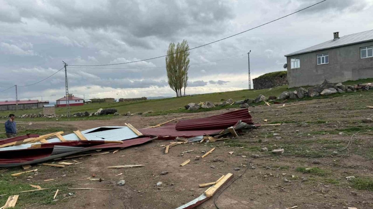 Kars'ta Fırtına Dehşeti: Alemköy'de Çatı Uçtu, Elektrik Telleri Koptu