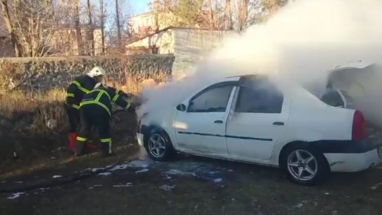 Kars’ta Korkutan Araç Yangını: Alpaslan Mahallesi’nde LPG’li Araç Alev Aldı