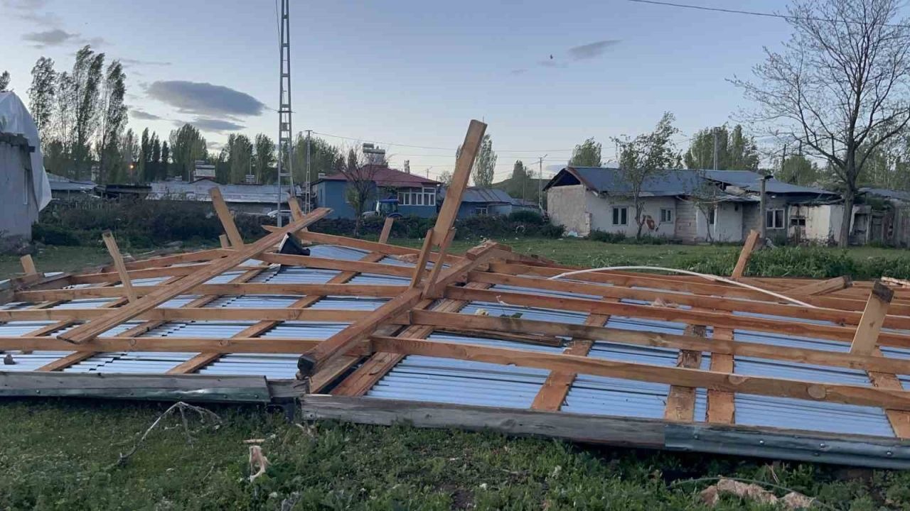 Kars'ta Şiddetli Fırtına: Evlerin Çatılarını Söküp Attı