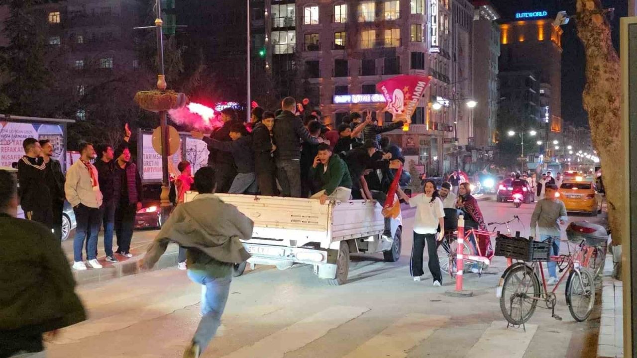 Kazım Karabekir Caddesi’nde Şampiyonluk Karnavalı: Van’da Galatasaray Coşkusu