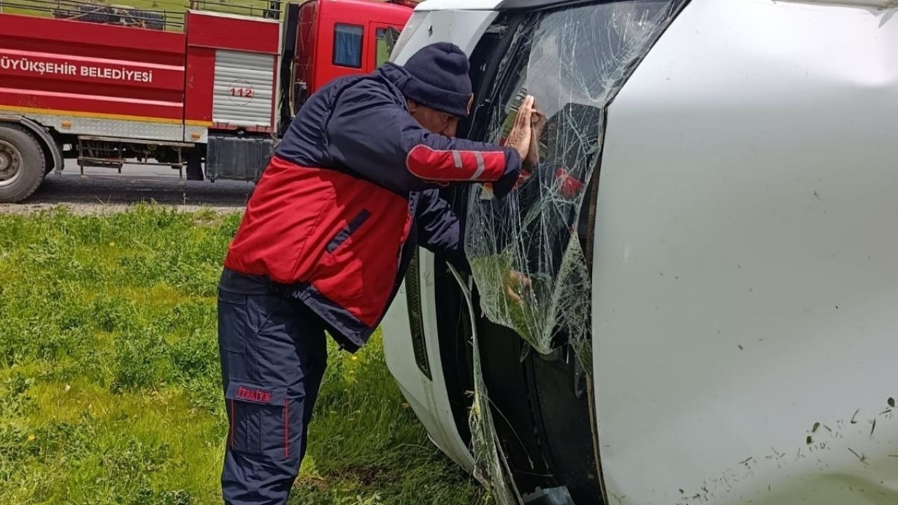 Kuskunkıran'da Can Pazarı: Kayganlaşan Yolda Devrilen Minibüste 2 Kişi Yaralandı