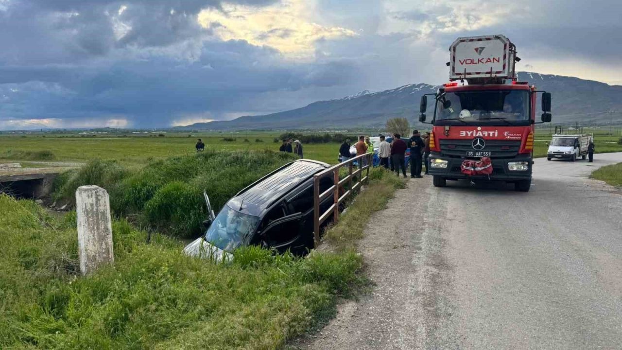 Muradiye'de Korkutan Kaza: Kapalı Kasa Kamyonet Su Kanalına Düştü