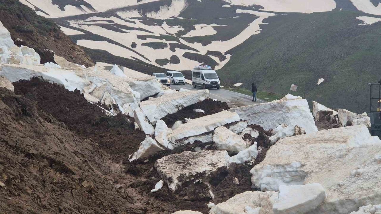 Muş'ta Heyelan Geçit Vermedi: Çavuştepe-Üçevler Grup Yolu Ulaşıma Kapandı