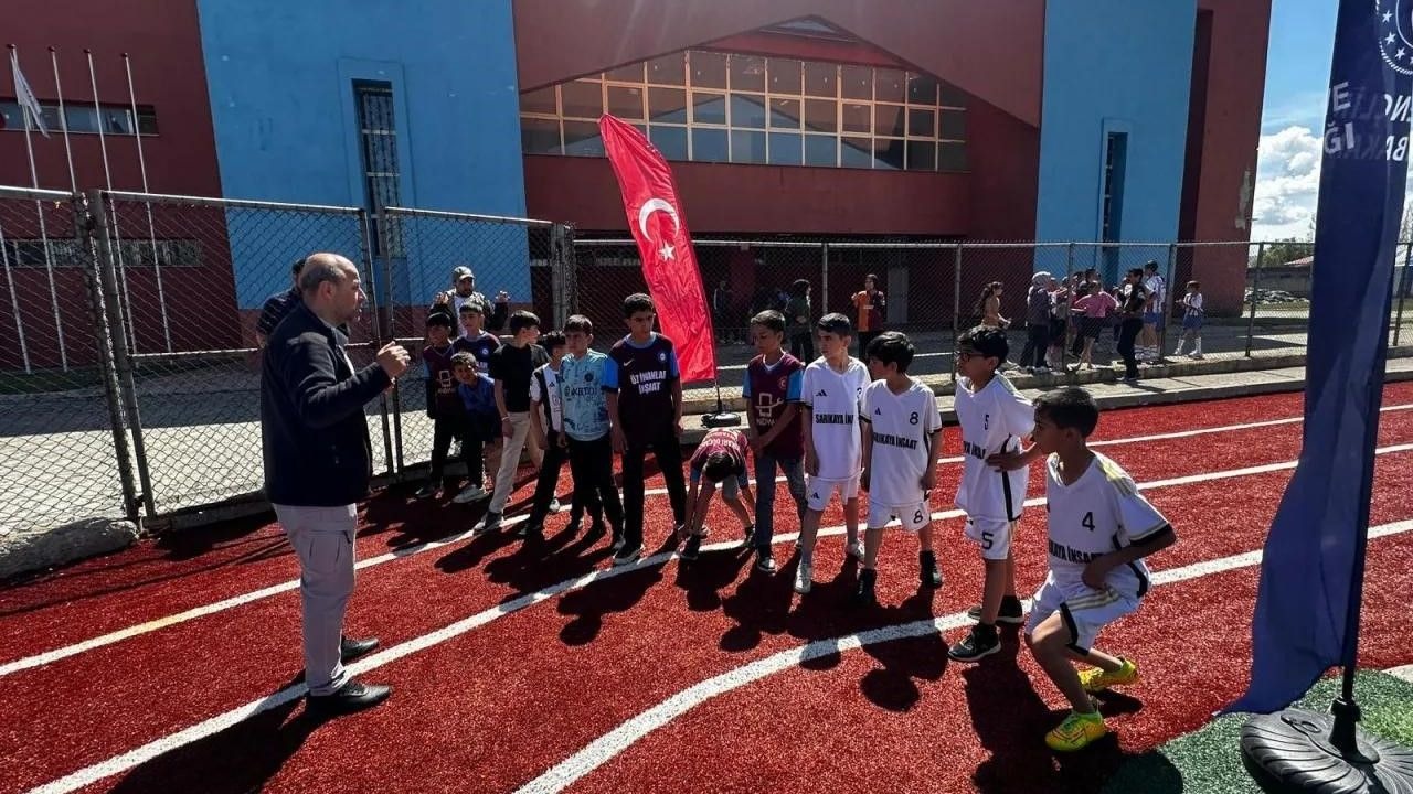 Patnos'ta 19 Mayıs Coşkusu: Genç Sporcular Atletizm Koşusunda Kıyasıya Yarıştı