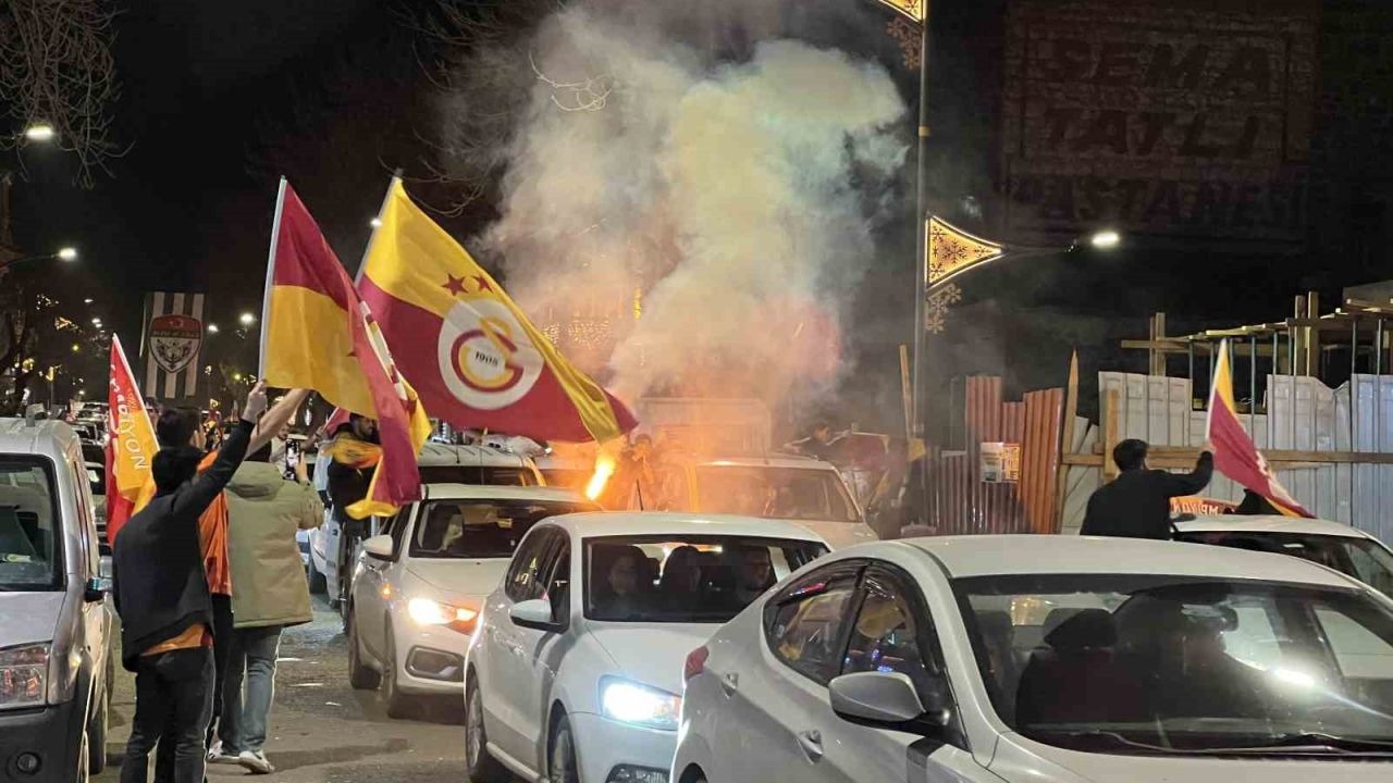 Sarı-Kırmızılı Coşku Kars Sokaklarında: Bitime Bir Hafta Kala Gelen Şampiyonluk Kutlanıyor