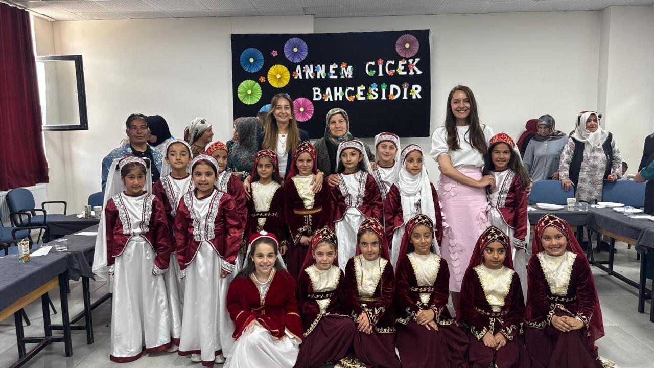 Şehit Erdem Yüce İlkokulu’nda Gönüllere Dokunan Anneler Günü Kutlaması