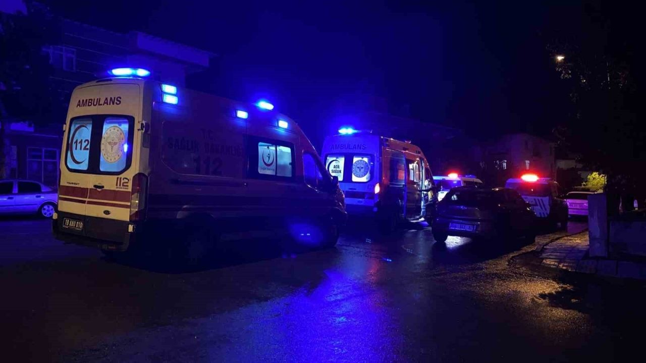 Sokak Ortasında Bıçaklı Kavga: Tanımadıkları Kişiler Tarafından Yaralandılar
