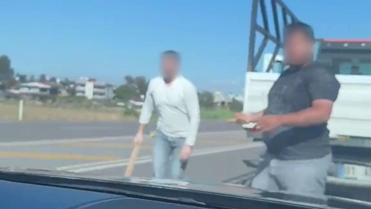 Trafikte Yol Verme Dehşeti: Ailesinin Yanında Sopalarla Önünü Kestiler