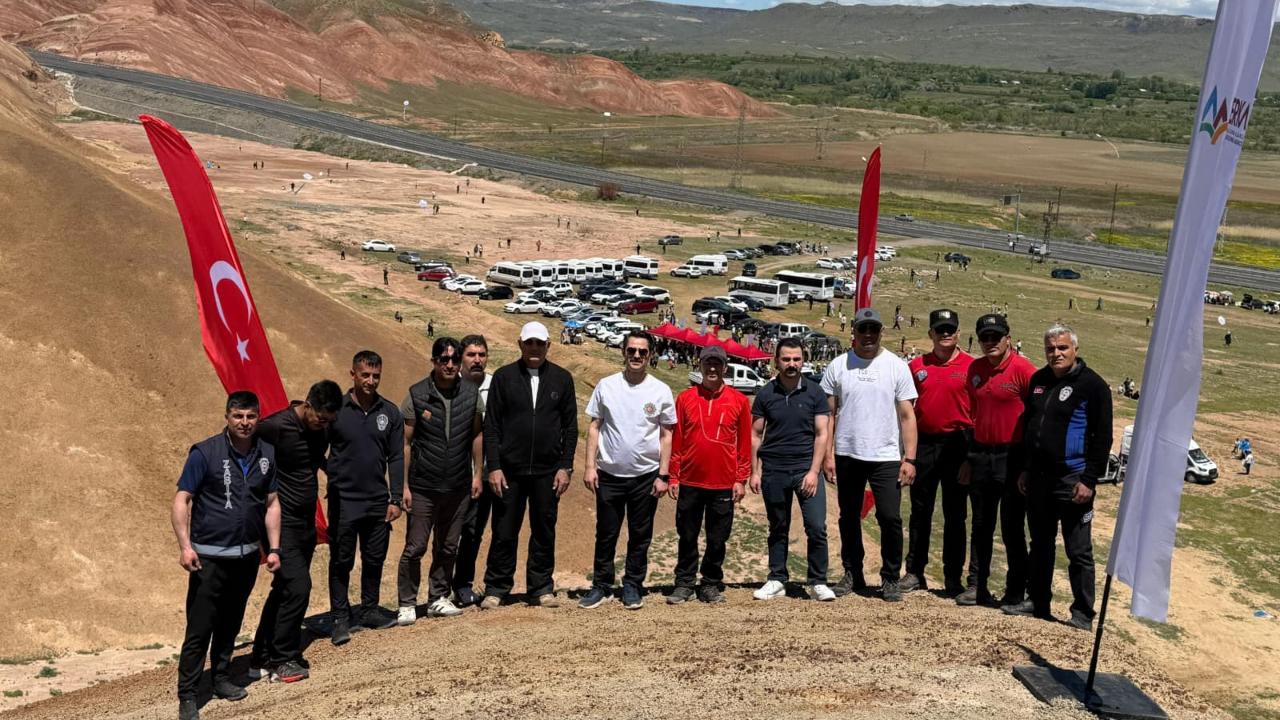 Tuzluca’da Gökkuşağı Tepelerinde Uçurtma Şenliği