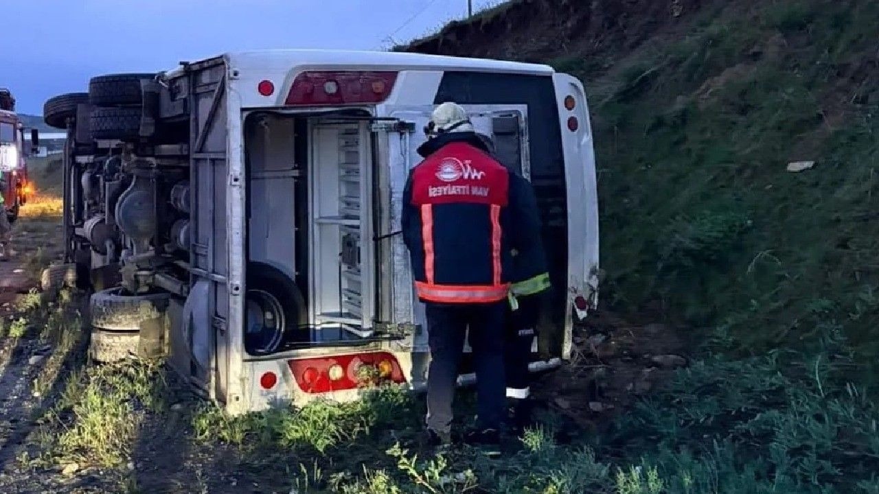Van-Erciş Karayolunda Emniyet Personelini Taşıyan Araç Devrildi: 4 Yaralı