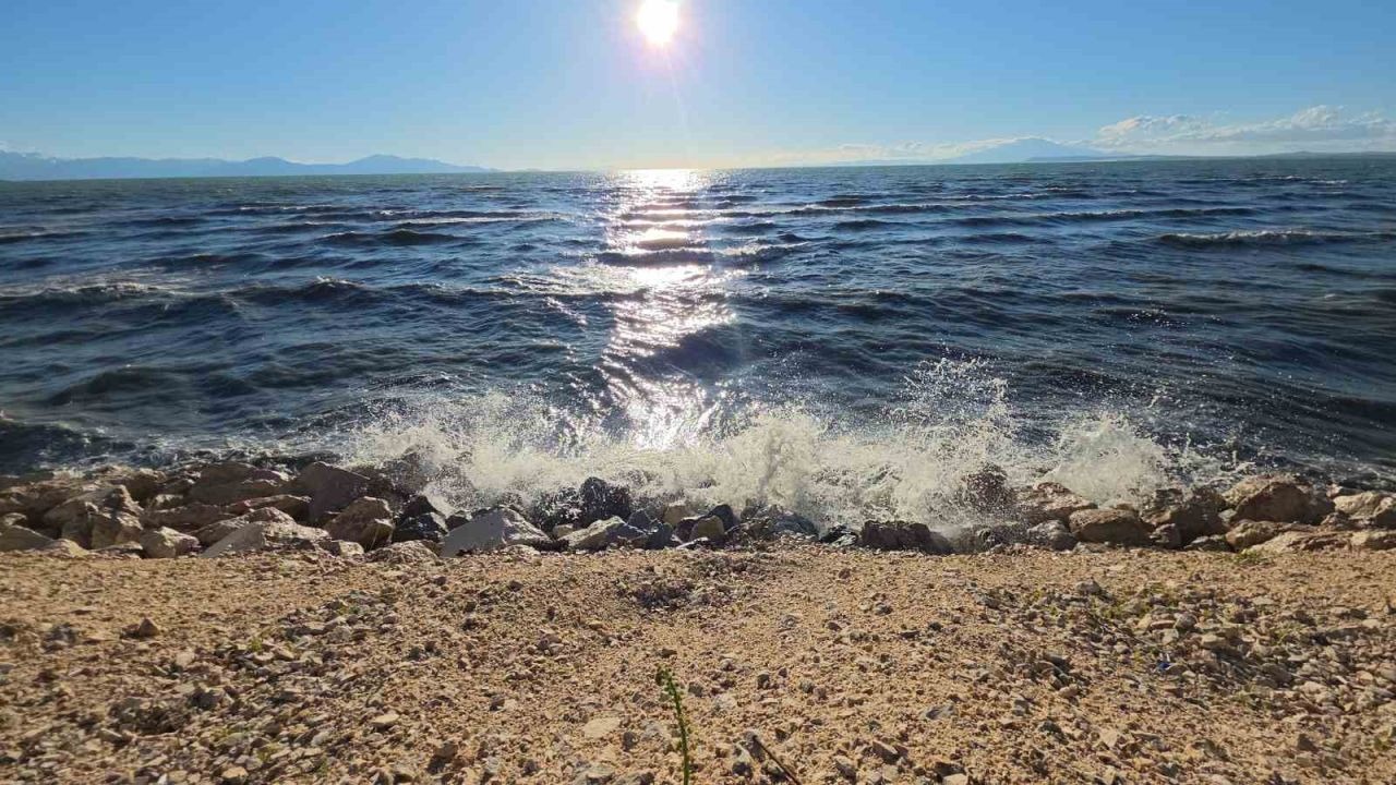 Van Gölü'nde Rüzgar Dalgaları Coşturdu: Deniz Görüntüsü Oluştu
