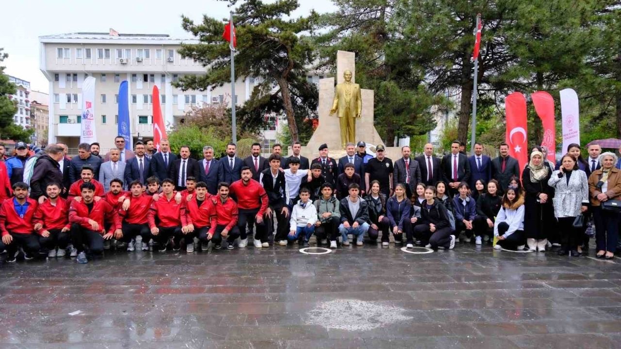 Van'da 19 Mayıs Coşkusu Başladı: Valilik Bahçesinde İlk Tören Düzenlendi