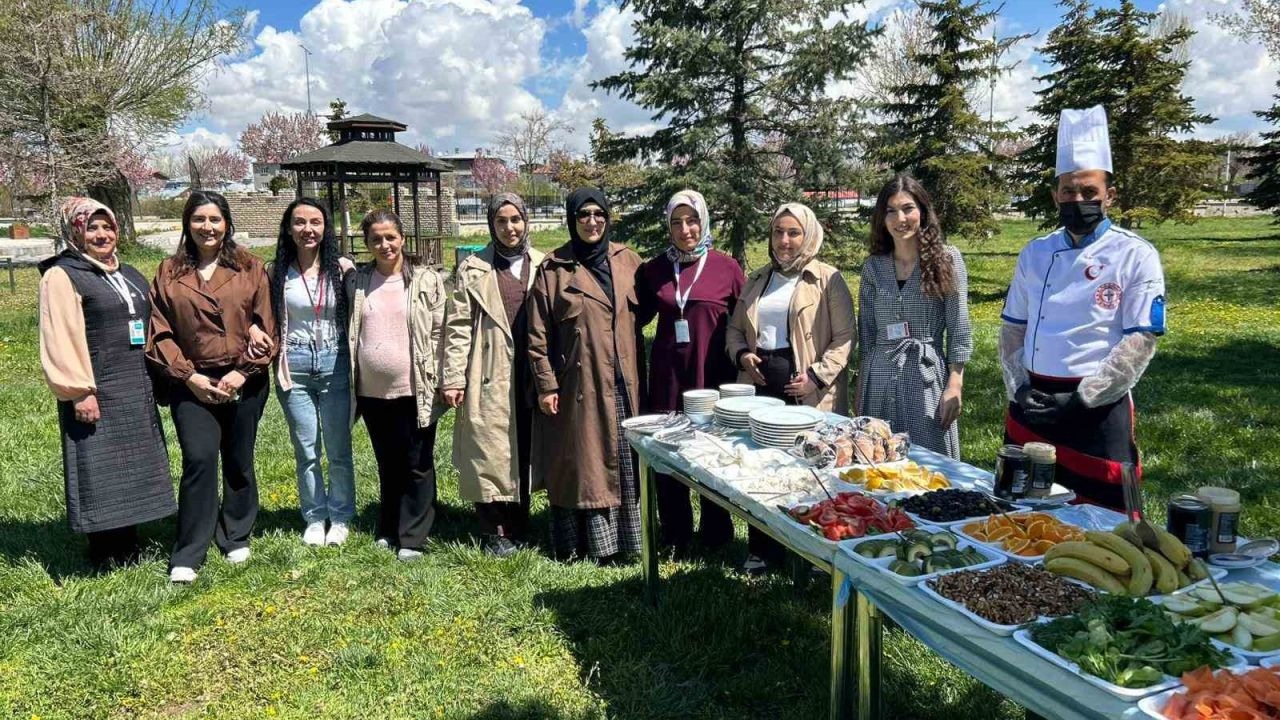 Van’da Gebe ve Ebelerden "Anneler Günü" Buluşması: Atatürk Kültür Parkı’nda Anlamlı Etkinlik
