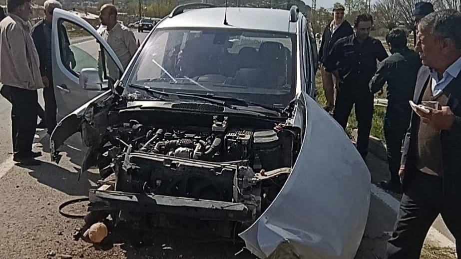 Van’da kamyonet aydınlatma direğine çarptı: 4 yaralı