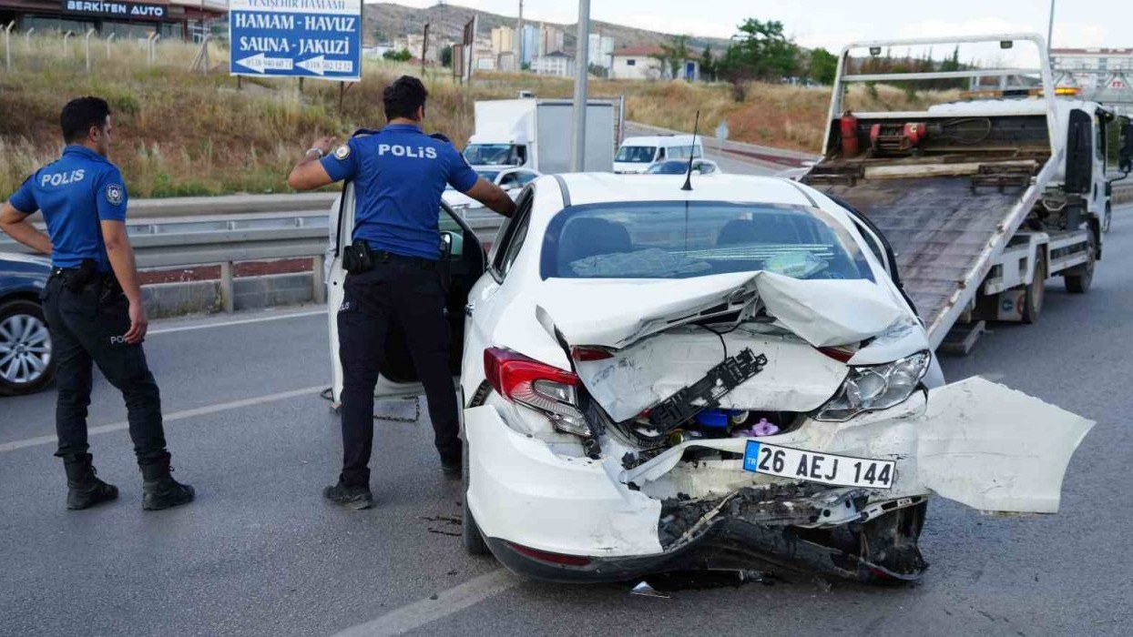 43 ilin bağlantı noktasında yaz tatili hareketliliği: Kaza trafiği durma noktasına getirdi