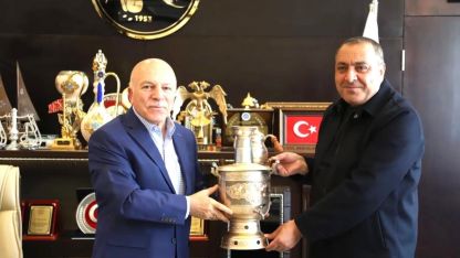 Narman’da Yerel Yönetim Zirvesi: Başkan Kınalı’dan Mehmet Sekmen’e Anlamlı Hediye