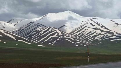 Van Dağlarında Görsel Şölen: Karlar Eridi ‘Zebra Dağlar’ Ortaya Çıktı