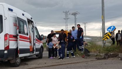 Kars’ta İki Otomobil Çarpıştı: Kontrolden Çıkan Araç Orta Refüje Çıktı, 5 Yaralı