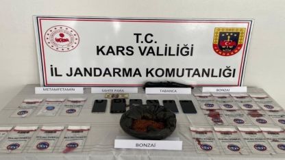Kars'ta Zehir Tacirlerine Ağır Darbe: 7 Şüpheli Tutuklandı, Peçeteye Emdirilmiş Bonzai Ele Geçirildi