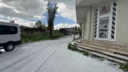 Kars'ta Sıra Dışı Afet! Vatandaşlar Haziranda Küreklere Sarıldı