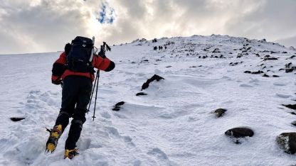 Kar ve Tipiye Rağmen Zirveye Ulaştılar: Zorlu Tırmanışı Kayıp Dağcıya Adadılar