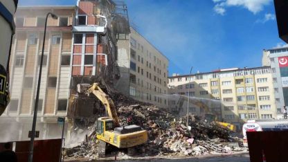 Yakutiye’de Korku Dolu Anlar! Kontrollü Otel Yıkımı Sırasında Dev Parçalar Yola Savruldu