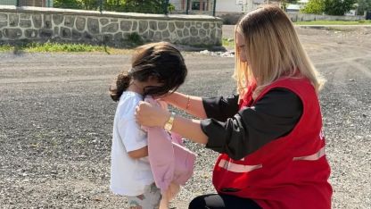 Türk Kızılay Doğubayazıt Şubesi’nden Çocuklara Anlamlı Destek: Giyim Yardımı Yüzleri Güldürdü