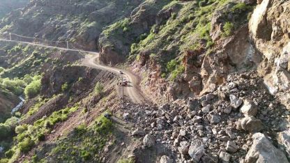 Oltu'da Devasa Kayalar Yolu Kapattı: Heyelan Dehşeti