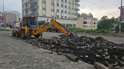 Belediye ekipleri kaldırım çalışmalarını sürdürüyor