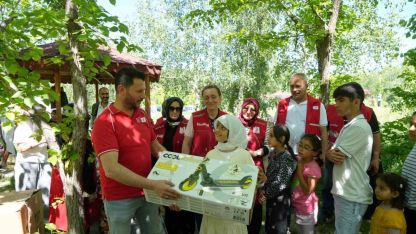 Erzurum’da Kızılay’dan Anlamlı Dokunuş: Yetim ve Öksüz Çocuklara Cağ Kebabı Eşliğinde Karne Şenliği