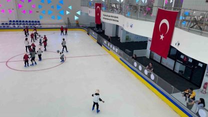 Van’da 30 Derece Sıcakta Buz Pateni Keyfi: Edremit’teki Pist Doldu Taştı