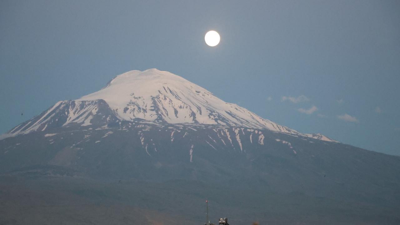 Ağrı Dağı Dolunay ile Büyüledi