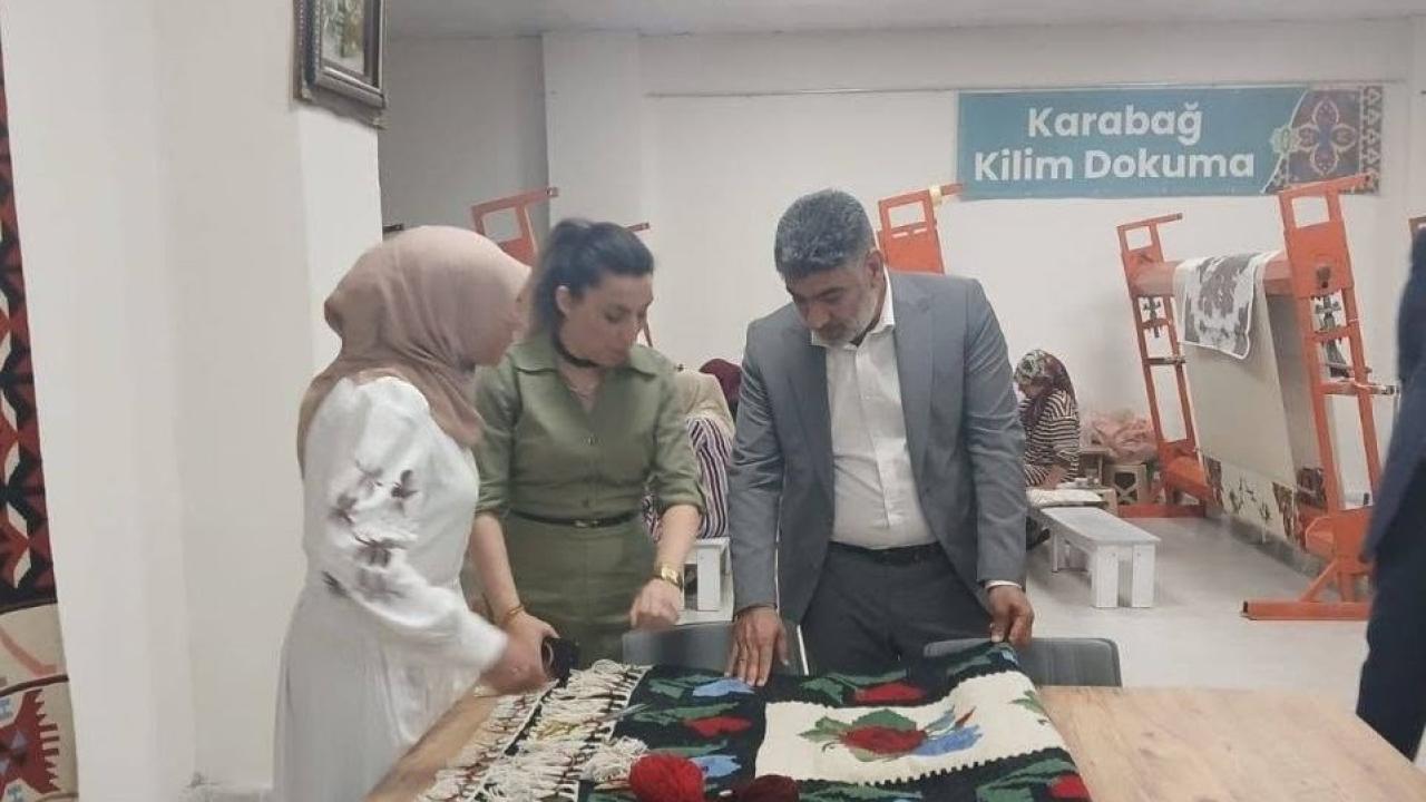 AK Parti İl Başkanı Ayaz'dan Kilim Atölyesine Anlamlı Ziyaret