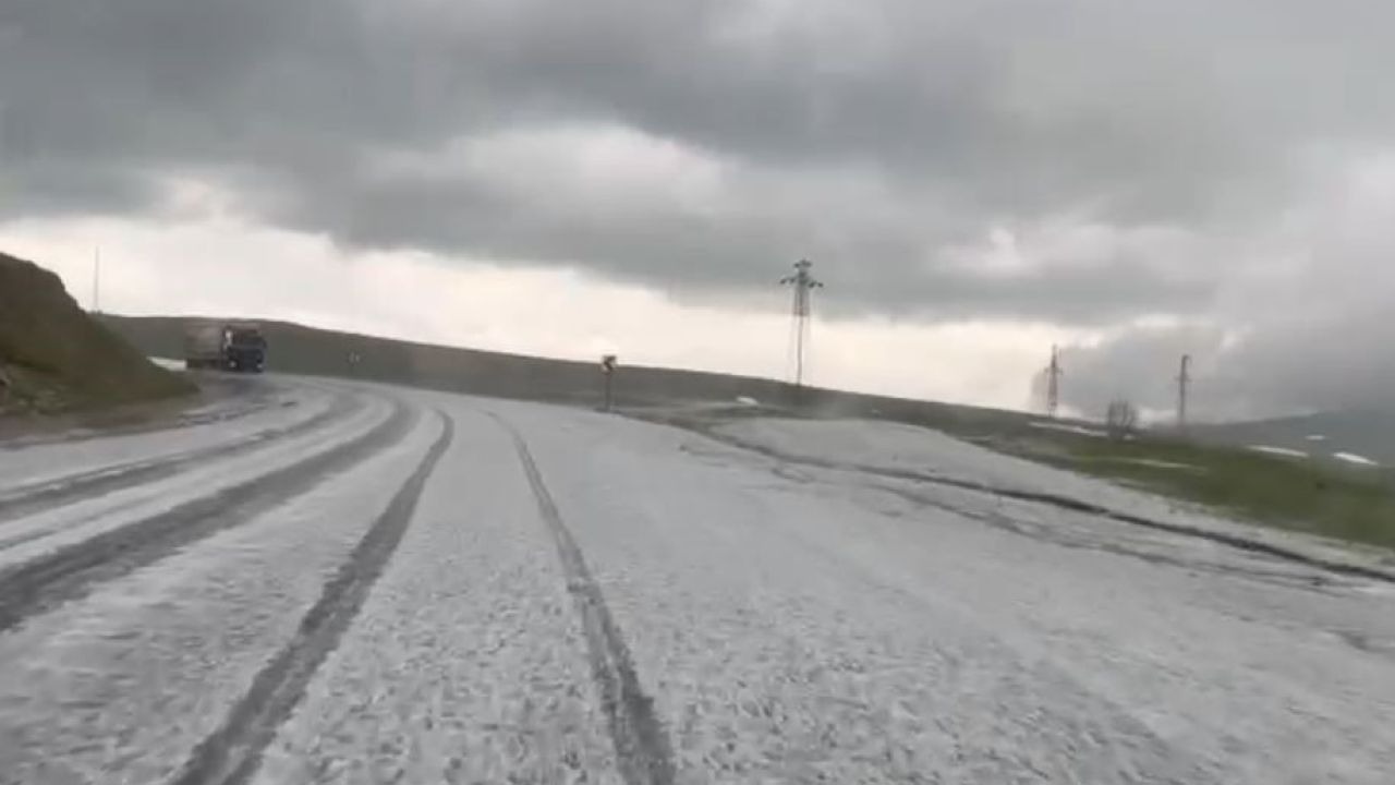 Ardahan’da Haziran Ayında Kış Manzarası: Ilgar Dağı Geçidi’nde Şiddetli Dolu Yağışı
